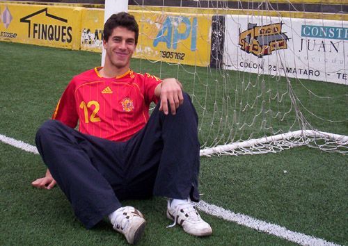 Dídac poniendo con la camiseta de la Selección Española