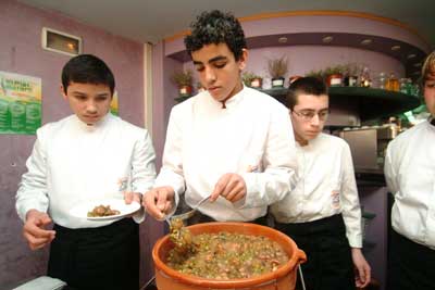 Los alumnos de lEscuela del Gremio sirven el Plato, este martes día 14.