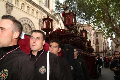 La processó sortint de la plaça Santa Maria.