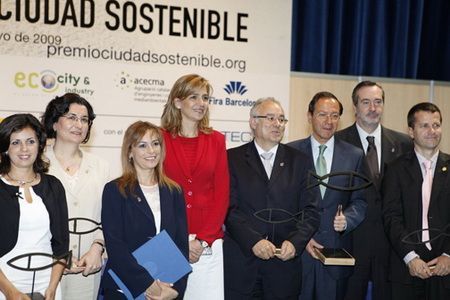 El alcalde de Mataró y algunos de los ganadores del Premio Ciutat Sostenible 2009 con la Niña Cristina